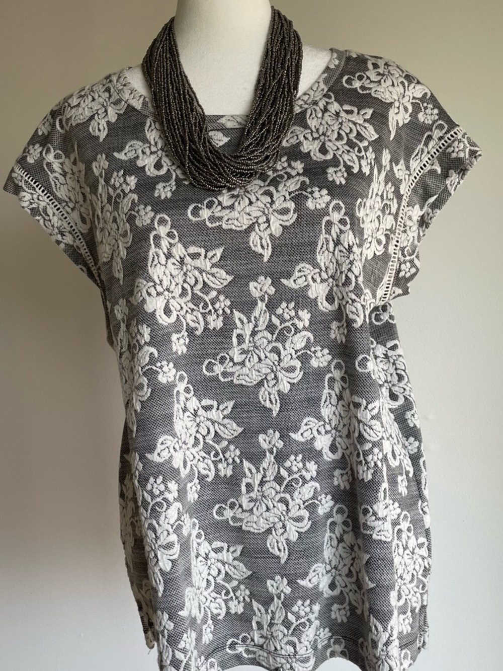 Rose + Olive Grey and White Floral Top with Sleeve Trim, Size L - Picture 6 of 9